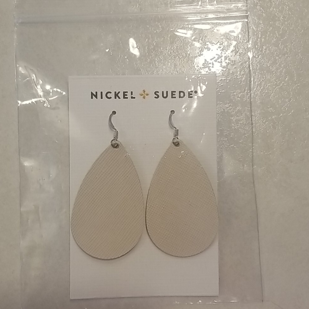 Nickel and suede blank canvas size small teardrop